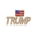 Spilla bandiera americana dorata con scritta TRUMP e dettagli in strass scintillanti - Bandiera TRUMP (Oro)