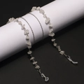 Dettaglio catena in pietra naturale bianca per occhiali o maschere con anelli in gomma - Argento