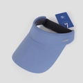 Dettaglio della visiera blu con etichetta UPF 50+ e logo UVLABCL su tessuto leggero - Taglia unica / Blu Nebbia