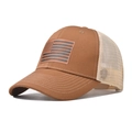 Detalle del parche de cuero grabado con bandera de EE. UU. en gorra trucker de malla marrón - Caqui