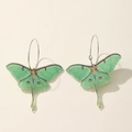 Boucles d'oreilles Papillon Lune en acrylique vert avec anneaux argentés et ailes détaillées - Boucles d'oreilles papillon vertes écologiques (Luna Moth)