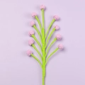 Details eines handgehäkelten Bouquets mit rosa Garn-Schneebeerenblüten und grünen Stielen - Lila