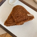 Detail van een bruine pluche haarclip met berenlabel en parels voor de winter - Haarklem-Koffiebruin / Bruin