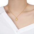 Elegante collana in argento S925 dorato con ciondolo a perla bianca su modella - Argento 925 / Oro 18K