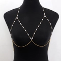 Sexy goldene Körperkette mit weißen Kunstperlen auf Schneiderpuppe, BH-Stil Design - 230712 Körperkette-Gold