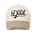 Dettaglio del ricamo nero Girl Dad sul cappellino da baseball bicolore vintage - Crema/Cachi