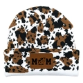 Gestrickte Beanie mit Kuhmuster, MOM-Lederpatch und Kalb-Motiv auf weißem Hintergrund - MOM Stil / Großes Leopard/Dreifarbig
