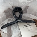 Grande pince à cheveux noire minimaliste pour cheveux épais sur papier blanc - Noir Brillant