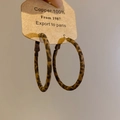 Dettaglio di orecchini a cerchio in rame 100% con ciondolo a cuore leopardato - Rotondo / Leopardo Caffè