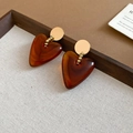 Détail de boucles d'oreilles vintage avec cœur en acrylique ambré sur du lin - Boucles d'oreilles tige en argent 925 / Marron