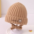 Détail de la broderie d'ours et texture en maille sur bonnet d'hiver pour bébé - 2-5 Ans / Kaki