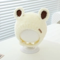 Détail du bonnet d'hiver en peluche pour bébé avec oreilles d'ours et étiquette - 6 mois - 2 ans / crème