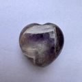 Vista dettagliata di un cristallo viola a forma di cuore da 3 cm in pietra naturale - 3cm / Ametista