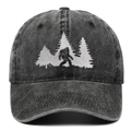 Cappellino da baseball Bigfoot grigio scuro lavato con ricamo di pini in stile vintage - Nero