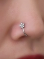 Piercing naso a fiore argento con cristalli scintillanti su profilo di modella - Argento