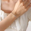 Pulsera de corazones de plata con dijes de corazón pulidos y cadena fina para mujer - Pulsera de Corazón Horizontal (E317) / Color Acero