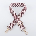 Nahaufnahme des ethnischen Jacquard-Gurts mit burgunderfarbenen Mustern und Goldschnallen - Leichtgold-Schnalle / Dunkelrot