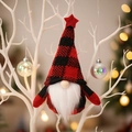 Adorno de gnomo navideño con gorro a cuadros rojos y negros y una estrella decorativa - Modelo A Colgante De Gnomo (Cuadros Rojos y Negros)