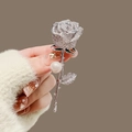 Eleganter Rosenblüten-Anstecker mit funkelnden Strasssteinen und Perle auf Silberbasis - Silber