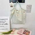 Détail du sac cabas en toile à fleurs avec imprimé chat, anse tressée et breloque nuage - Chat Imprimé Vert Clair