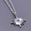 Dettaglio macro di un ciondolo a stella d'argento con zircone blu su catena sottile - Set di collane / Color Acciaio