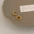 Dettaglio di orecchini a cerchio dorati minimalisti su vassoio in ceramica decorativa - Oro 14mm (Piccolo)