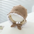 Details einer Baby-Strickmütze mit weißem Spitzenbesatz und weichen Ohrenklappen - 6-18 Monate / Braun