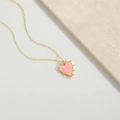 Collana dorata con pendente a cuore rosa con motivo a rilievo di madre e figlio - Rosa