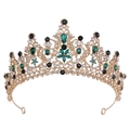 Dettaglio macro della corona da sposa dorata con cristalli a goccia verdi e strass - Oro KC con Strass Bianco e Verde