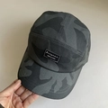 Dettaglio di un cappello camouflage a 5 pannelli con una toppa in tessuto rettangolare - M (56-58cm) / Mimetico Nero