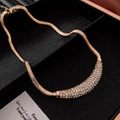 Goldene Schlangenkette mit sichelförmigem Anhänger, besetzt mit funkelnden Strasssteinen - Goldene Minimalistische Vollstrass-Design Halskette