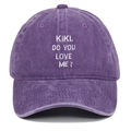 Dettaglio del ricamo KIKI DO YOU LOVE ME su un cappello di jeans lavato viola - Viola