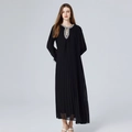 Elegante zwarte geplooide lange jurk met kralenhals en luxe echt vossenbont - Eén maat / Zwart