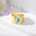 Macro-opname van vergulde boze oog ring met blauw emaille en verstelbare open brede band - Lichtgroen Oog