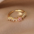 Nahaufnahme eines goldenen verstellbaren Rings mit rosa Zirkonia und Kristallen - Einstellbar Offen / 1# Weidenrosa Zirkon (Champagner-Gold)