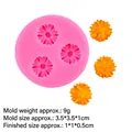 Rosa Silikonform für drei kleine Blumen mit fertigen orangefarbenen Fondantproben - 2# Dreifache Gänseblümchen (17-26) / Rosa