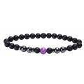 Vue détaillée des pierres noires mates 6mm et perle de pierre naturelle violette sur le bracelet - Améthyste