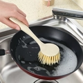 Spazzola da cucina in legno con manico lungo che lava una padella insaponata - Beige