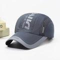 Cappellino sportivo grigio scuro ad asciugatura rapida con rete traspirante e logo - Regolabile / grigio scuro
