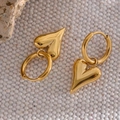 Gepolijste gouden hart oorbellen op getextureerde stof, modieuze sieraden voor dames - Hart Ring Oorbellen (G253) / Goud