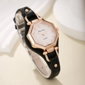 Détail d'une montre à quartz pour femme avec boîtier hexagonal rose doré et bracelet clouté - Noir