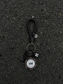 Détail de porte-clés en cuir tressé avec jeton de poker noir, dé et breloque en cœur - Style Jeton en Corde de Cuir Noir