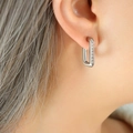 Pendientes rectangulares de titanio plateado con circonitas blancas en forma de U - Pendientes de plata / Color Acero