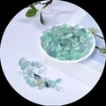 Piedras de fluorita verde trituradas en un plato blanco para curación y hogar - Fluorita Verde / 5-7mm 100g