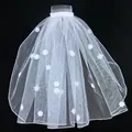 Korte witte bruidssluier met delicate bloemenapplicaties en transparante haarkam accessoire - Bloemen Stijl (Plastic Kam)