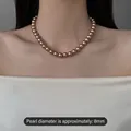 Détail d'un collier de perles champagne de 8mm montrant l'éclat et le port élégant - 8mm / Bleu foncé