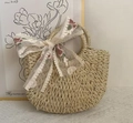 Strohhandtasche mit Spitzen-Blumenband und handgewebtem halbrundem Satteldesign - Bestickter Schal-Beige