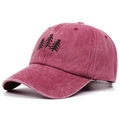 Vue détaillée de la broderie trois arbres sur une casquette de baseball bordeaux délavée - Réglable / Bordeaux