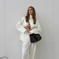 Pull blanc à col montant oversize avec fentes latérales et un sac en cuir marron foncé - S / Blanc