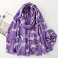 Vue détaillée d'une écharpe violette avec motifs chats peints à la main et franges - Violet